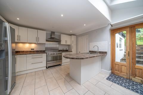 2 Glenview Gardens, Hemel Hempstead, HP1 1TF