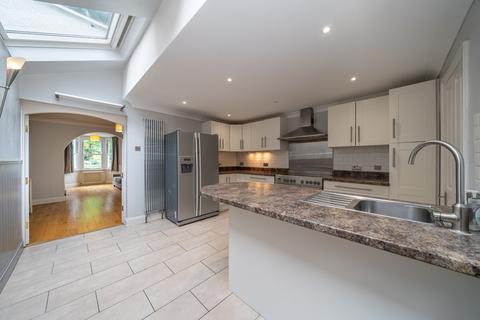 2 Glenview Gardens, Hemel Hempstead, HP1 1TF