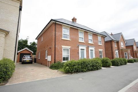 3 bedroom semi-detached house to rent, The Avenue, Manningtree CO11