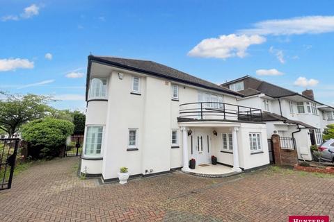 4 bedroom property for sale, Chase Road, London