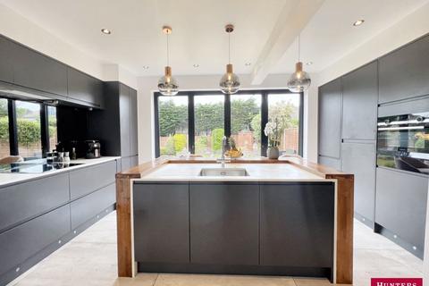4 bedroom property for sale, Chase Road, London