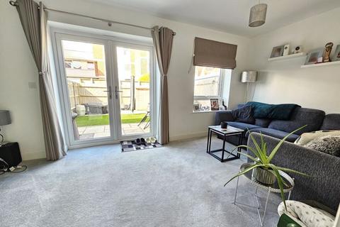 2 bedroom end of terrace house for sale, Ocean Road, Lee-On-The-Solent, PO13