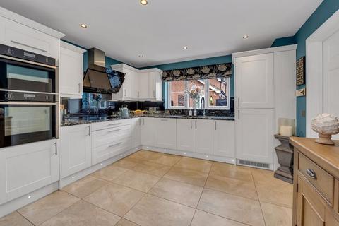 4 bedroom detached house for sale, Kings Close, Rougham