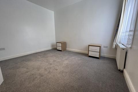 2 bedroom flat to rent, Hambrough Road, Southall