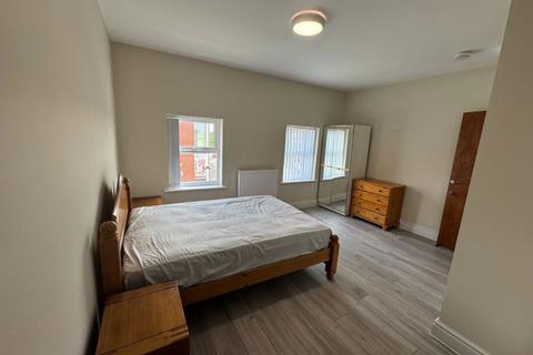 3 bedroom apartment to rent, Three En-Suite Bedrooms in Flat Share, Park Road, L8