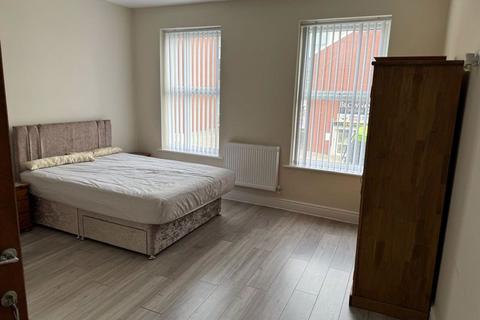 3 bedroom apartment to rent, ONE En-Suite Bedroom in Flat Share, Park Road, L8