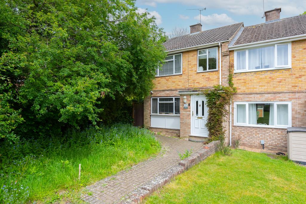 Walnut Close, Yateley GU46 3 bed end of terrace house for sale £375,000