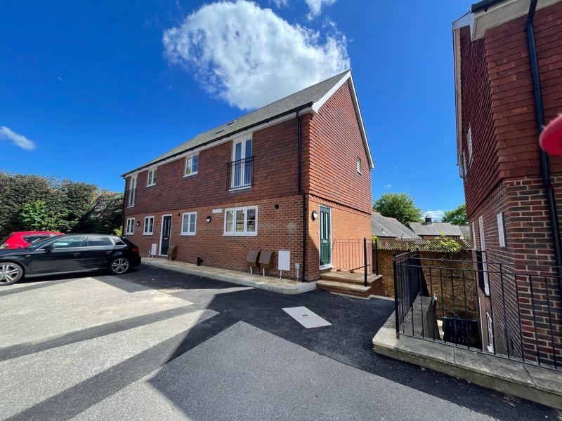 Hempstead Road, Uckfield 2 bed apartment to rent £1,100 pcm (£254 pw)
