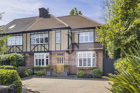 36 Greenway, London, N14 6NS