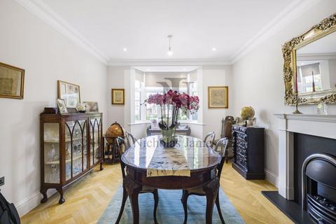 36 Greenway, London, N14 6NS