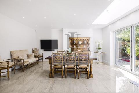 36 Greenway, London, N14 6NS
