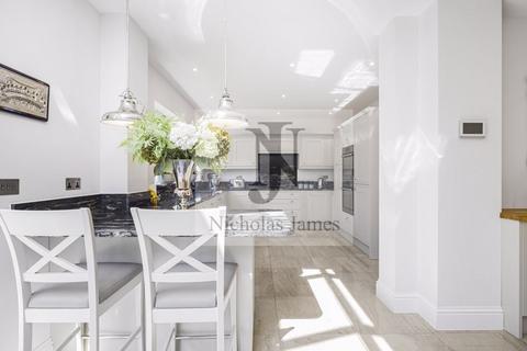 36 Greenway, London, N14 6NS