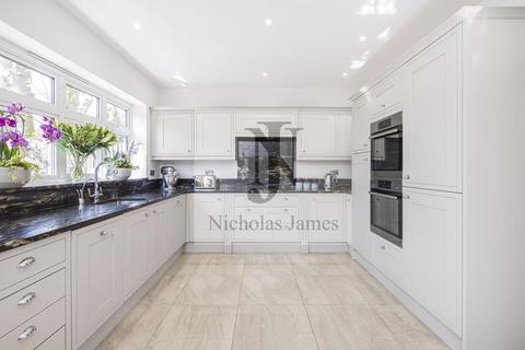36 Greenway, London, N14 6NS