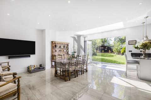 36 Greenway, London, N14 6NS