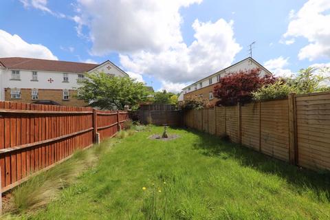 3 bedroom semi-detached house to rent, Byewaters, Watford WD18