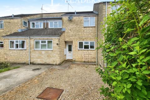 4 bedroom terraced house to rent, Rose Way, Cirencester