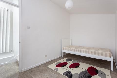 3 bedroom flat to rent, Steen Way, SE22