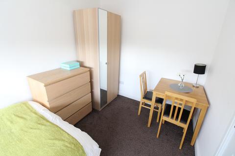 1 bedroom in a house share to rent, Chertsey Close - Ensuite Room - Luton - LU2 9JD