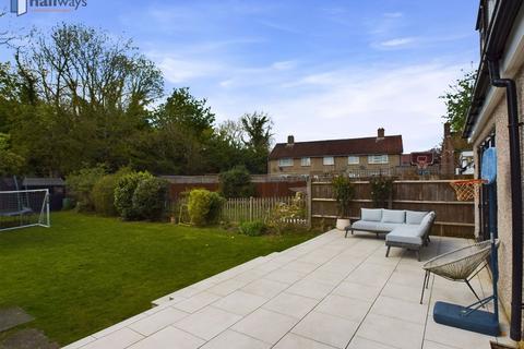 59 Whitethorn Avenue, Coulsdon, CR5 2PQ
