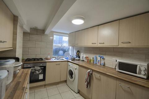 5 bedroom house to rent, Hessle View, Leeds LS6