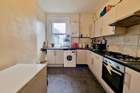 2 bedroom flat to rent, Montague Street, Worthing, BN11 3BX