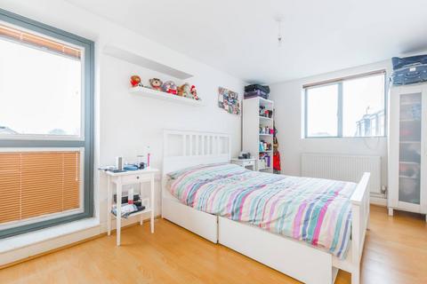 2 bedroom flat to rent, Romford Road, Manor Park, London, E12