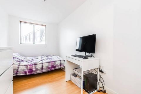 2 bedroom flat to rent, Romford Road, Manor Park, London, E12
