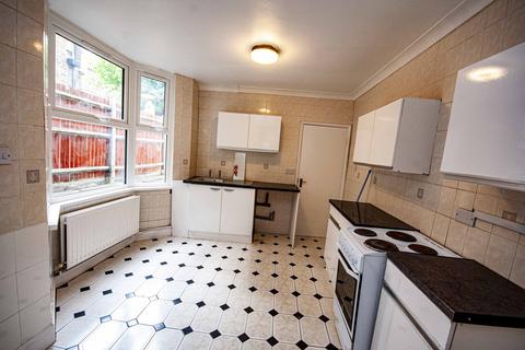 3 bedroom terraced house to rent, Bostall Hill, Upper Abbey Wood London SE2 0RA