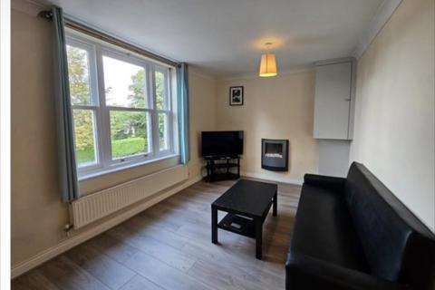 2 bedroom apartment to rent, 2 bed flat, Avoncroft Court,  Avenue Road, CV31 3PG