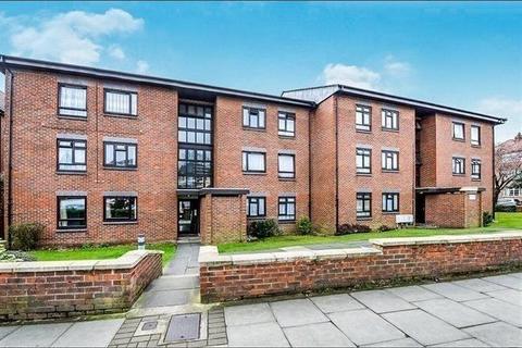 3 bedroom flat to rent, Whitefriars Court, Friern Park