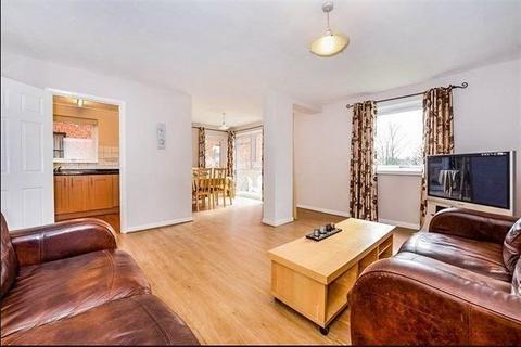 3 bedroom flat to rent, Whitefriars Court, Friern Park