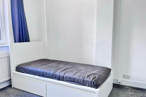 2 bedroom flat to rent, Harrow Road, Maida Vale
