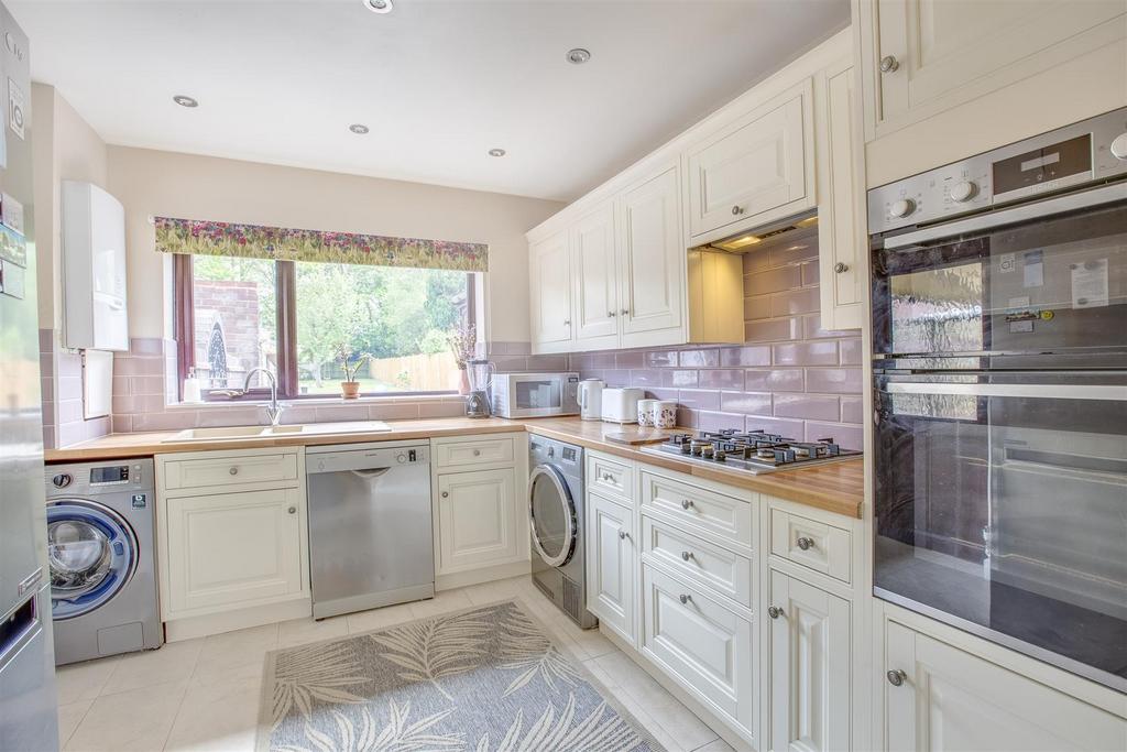 44 Carver Hill Road, HP11 2 UA-8.jpg