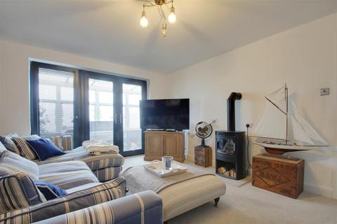 2 bedroom flat to rent, Marine Crescent, Worthing BN12