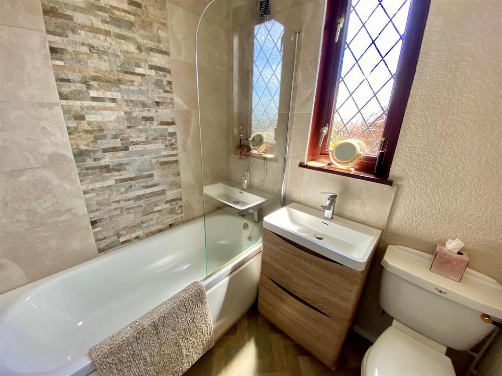 9 hillsbro bathroom.jpg