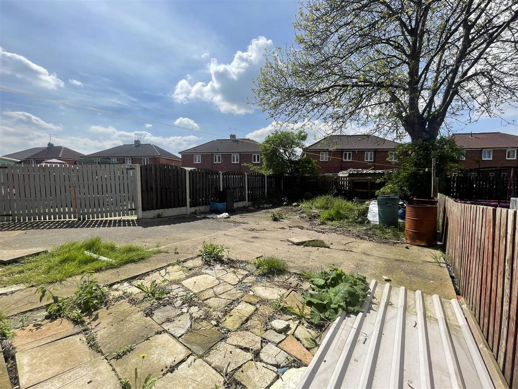 Pontefract Road, Lundwood, Barnsley... 3 bed semidetached house £80,000