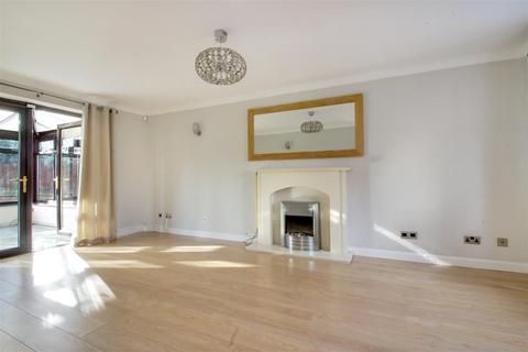 4 bedroom detached house to rent, Lower Meadow, West Cheshunt