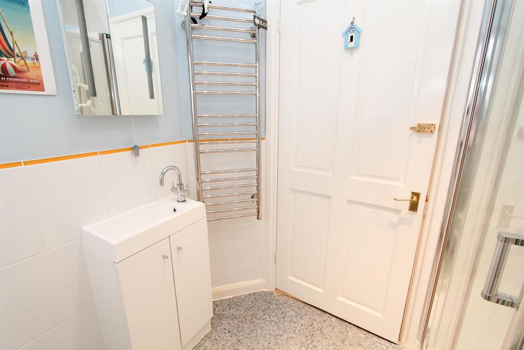 Downstairs shower b.jpg