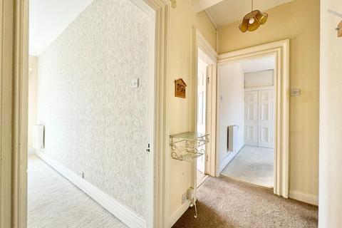 2 bedroom property to rent, 2 Bed Third Floor Flat, St. Georges Avenue, Bridlington, YO15 2EE