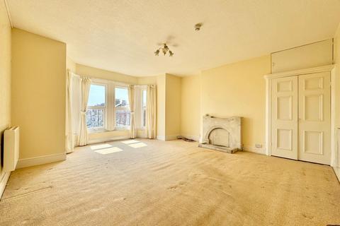 2 bedroom property to rent, 2 Bed Third Floor Flat, St. Georges Avenue, Bridlington, YO15 2EE