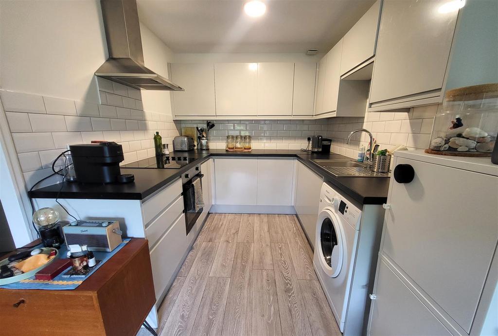 Green Road, Oakwood, N14 2 bed property for sale £385,000