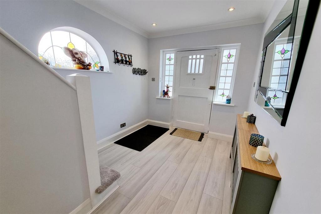 Entrance hall: pic. 1
