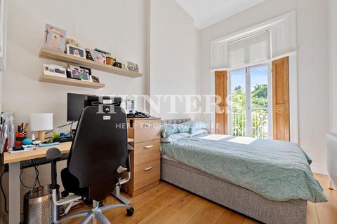 2 bedroom flat for sale, Buckland Crescent, London