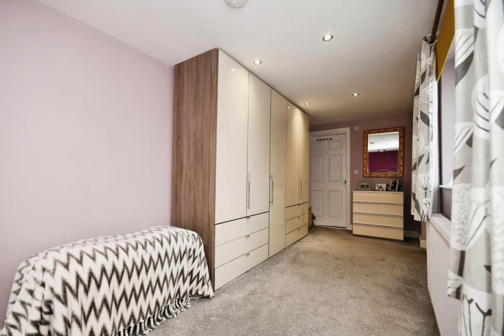 BEDROOM 1 03.jpg