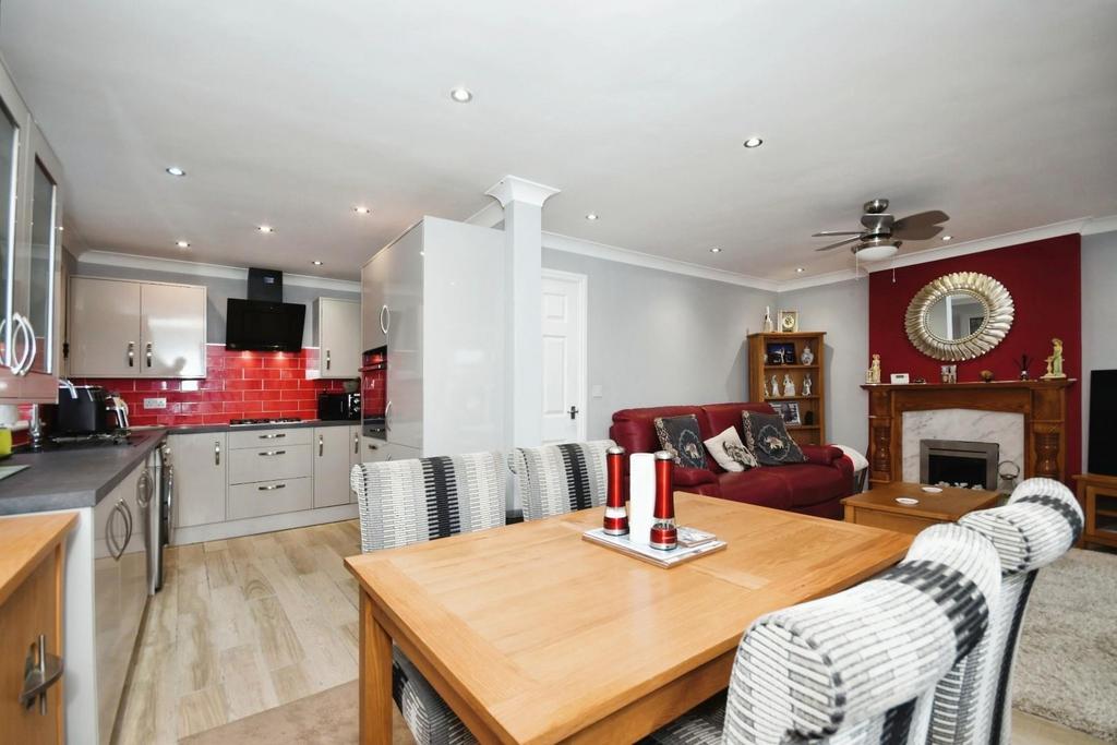 DINING ROOM.jpg