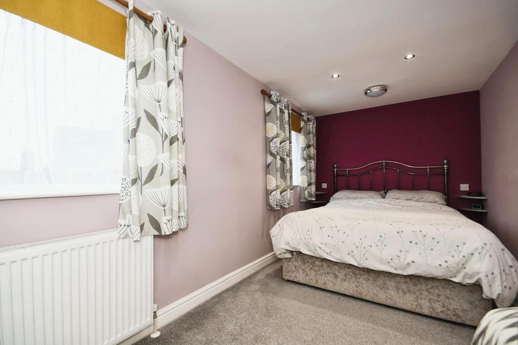 BEDROOM 1 02.jpg