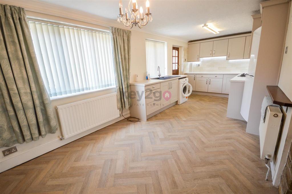 New Road, Barlborough, Chesterfield, S43 4 bed semidetached house for
