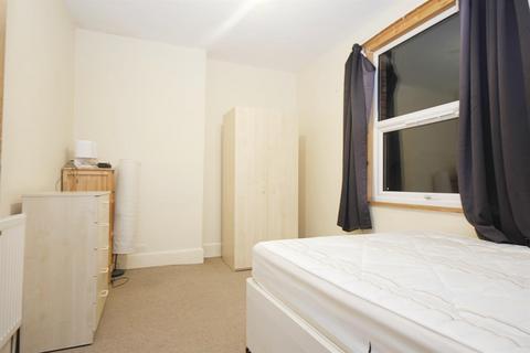 3 bedroom flat to rent, Melrose Avenue, Willesden Green,NW2