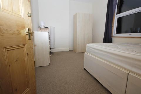 3 bedroom flat to rent, Melrose Avenue, Willesden Green,NW2