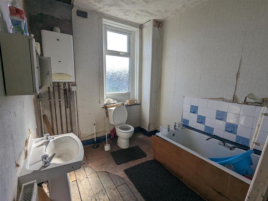 4 Bath.jpg